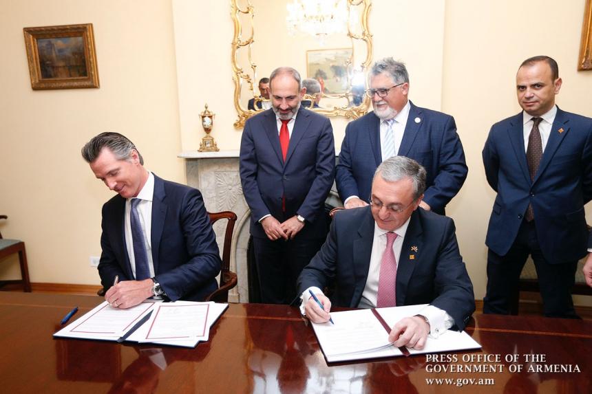 California Governor Gavin Newsom and Armenian Foreign Minister Zohrab Mnatsakanyan sign Memorandum of Understanding. 
